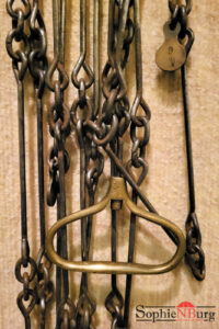 The chain is from the 1890s and is of brazed iron with 50 links (6.666 inches each) making it 10 varas in length.